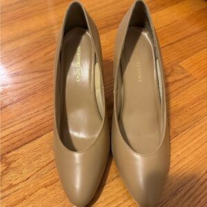 Newport News Women's Beige Heels